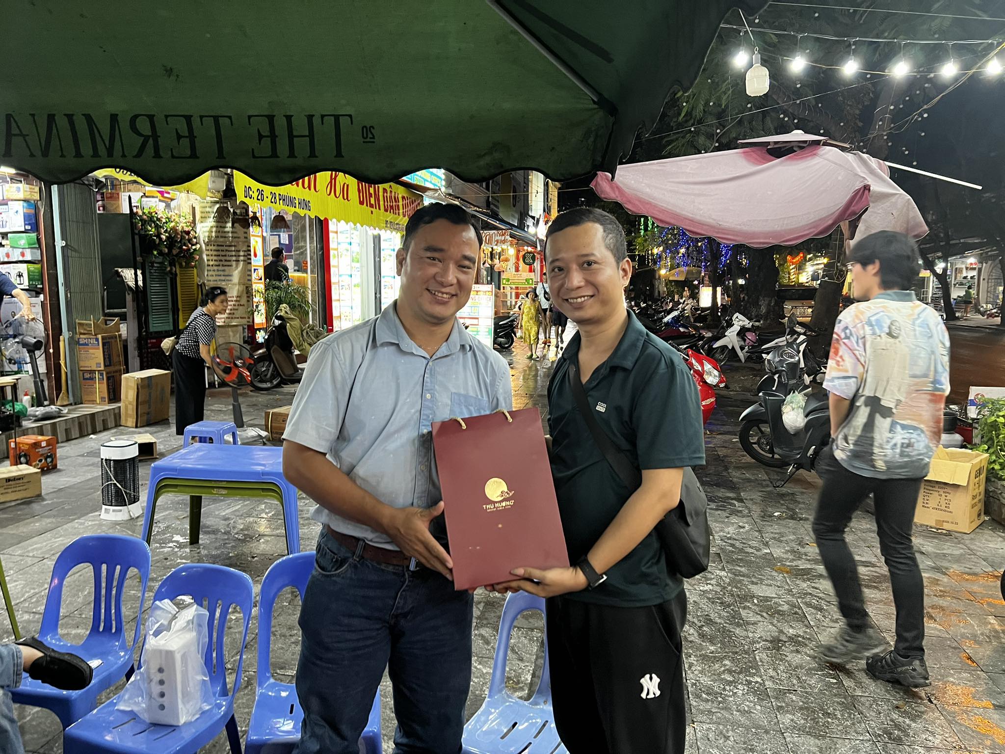 Anh em cơ trưởng nhận cơn mưa quà tặng từ BQT Phi Đội trước Mùa trăng 2023