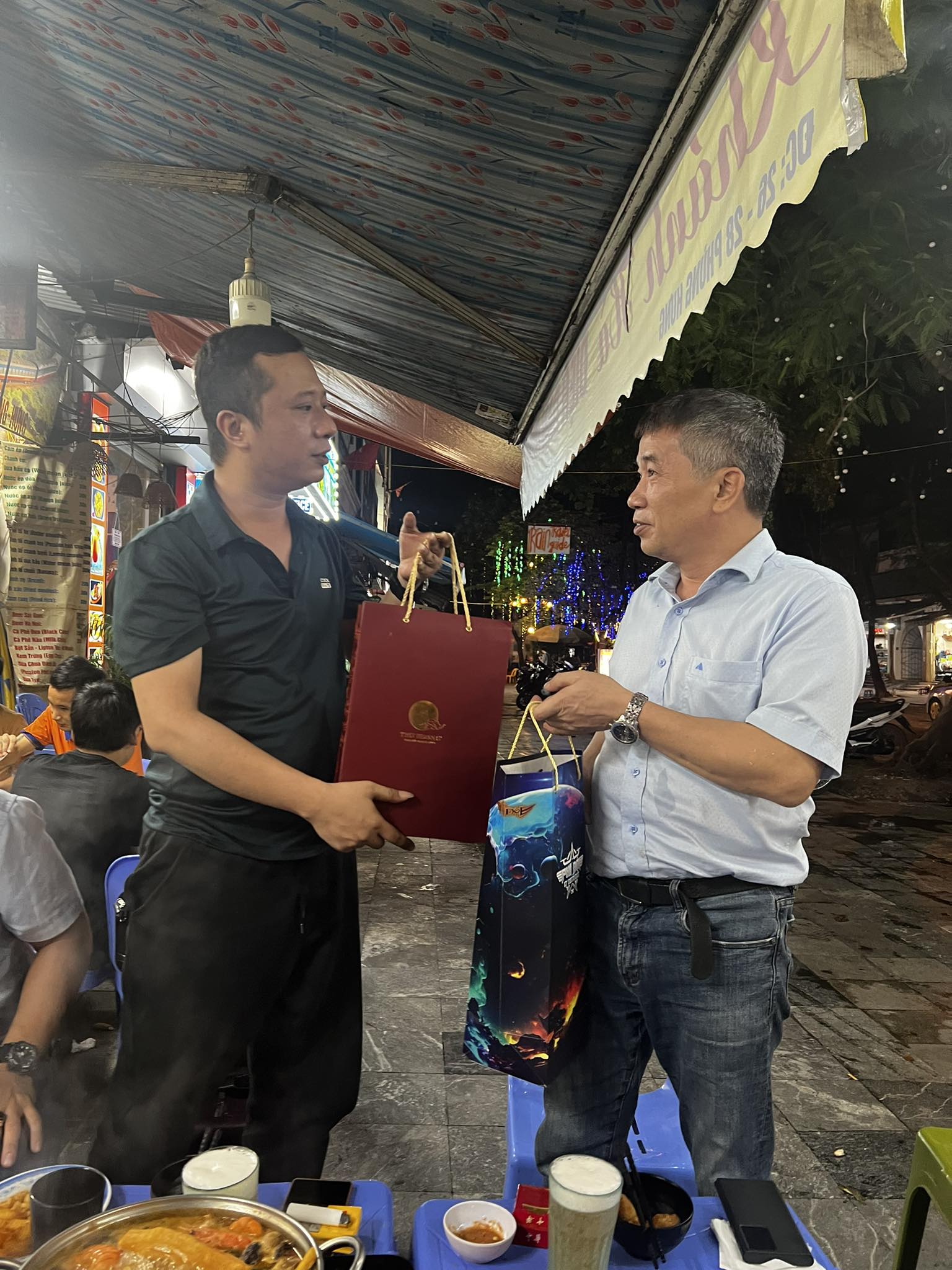 Anh em cơ trưởng nhận cơn mưa quà tặng từ BQT Phi Đội trước Mùa trăng 2023